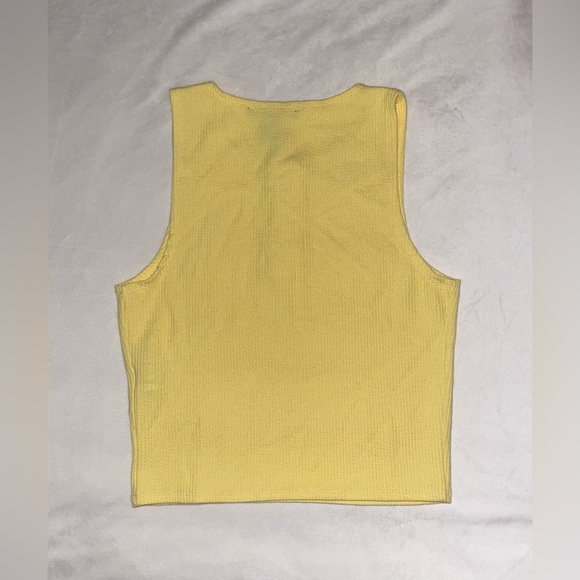 𝐅𝐨𝐫𝐞𝐯𝐞𝐫 𝟐𝟏 𝐋𝐚𝐫𝐠𝐞 𝐘𝐞𝐥𝐥𝐨𝐰 𝐂𝐥𝐚𝐬𝐩 𝐁𝐮𝐭𝐭𝐨𝐧 𝐓𝐚𝐧𝐤 𝐓𝐨𝐩 - 𝐍𝐞𝐯𝐞𝐫 𝐖𝐨𝐫𝐧 - Picture 2 of 2